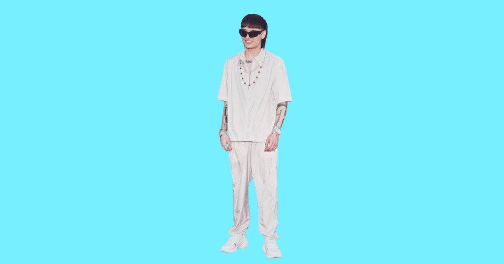A full body picture of Peso Pluma showing characteristics like height, age, and weight.